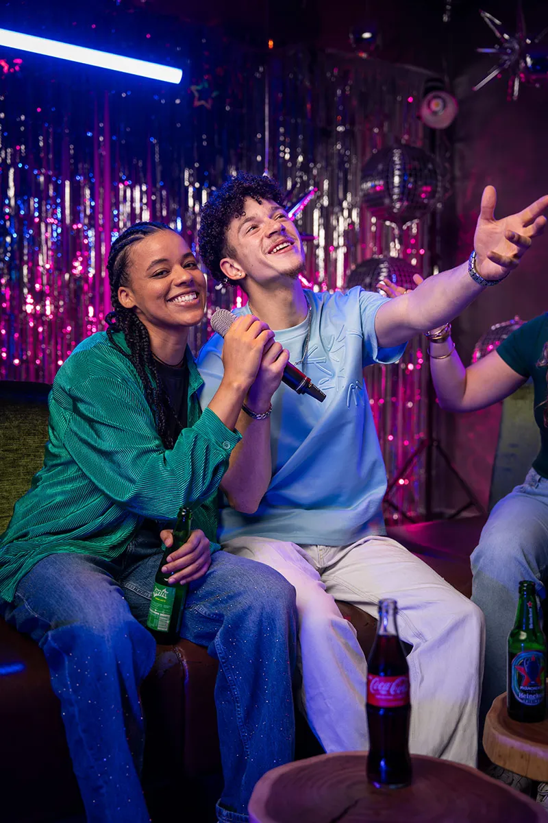 mann und frau beim karaoke singen und lachen